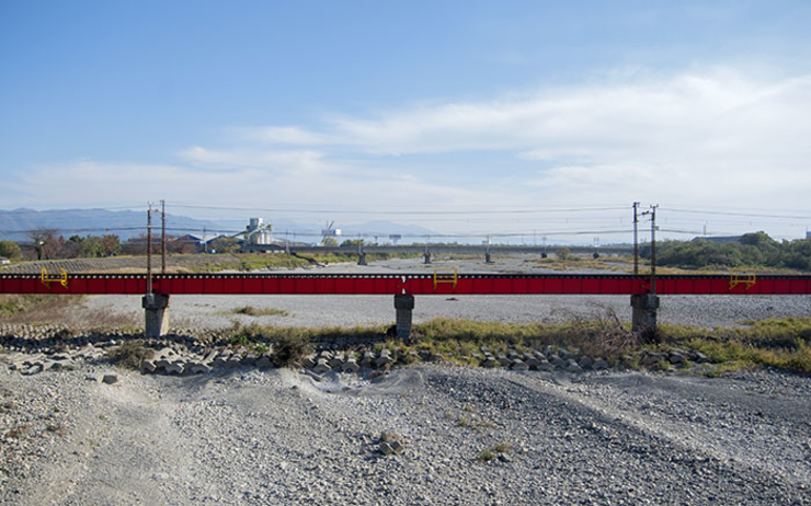 pont rouge japonais dans la campagne