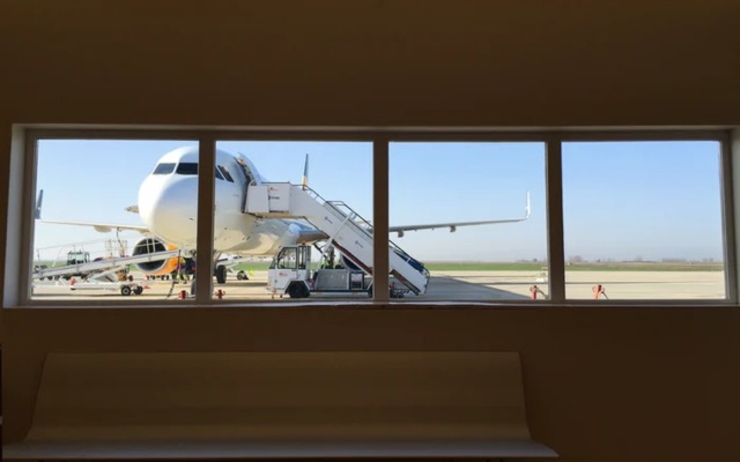 Un avion qui attend des passagers