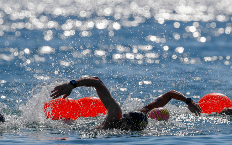 Un nageur du marathon en eau libre