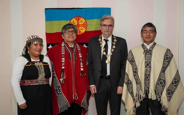 le Prince Frédéric 1er d'Araucanie et de Patagonie est entouré de membres de la communauté mapuche