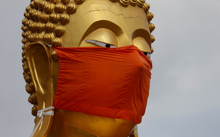 Une statue de Bouddha portant un masque anti-Covid en Thailande