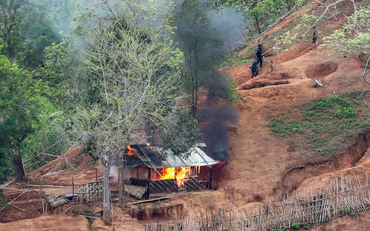 Un avant-poste birman incendie par des rebelles de la KNU