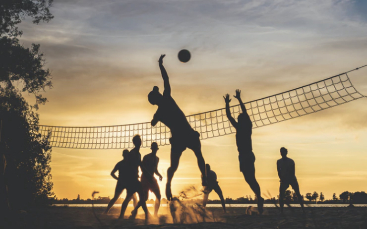 Des joueurs de beach volley participent à un tournoi au Cali Cali
