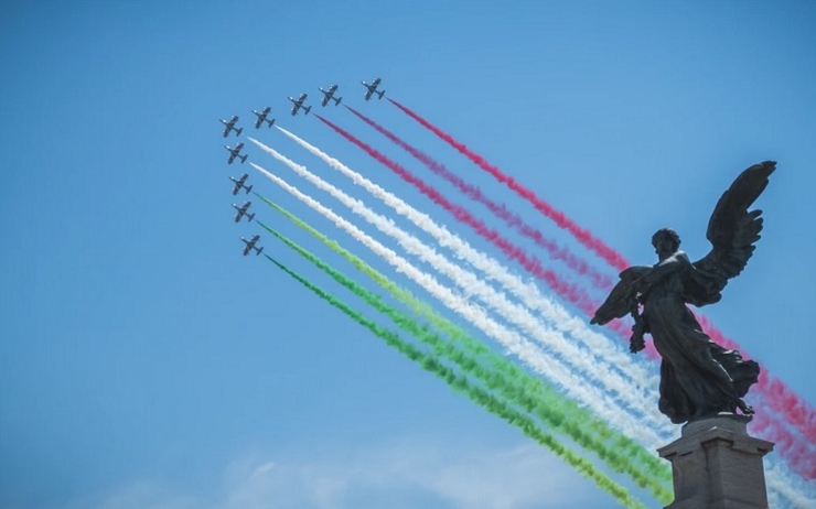 Flèches tricoles du drapeau italien dans le ciel