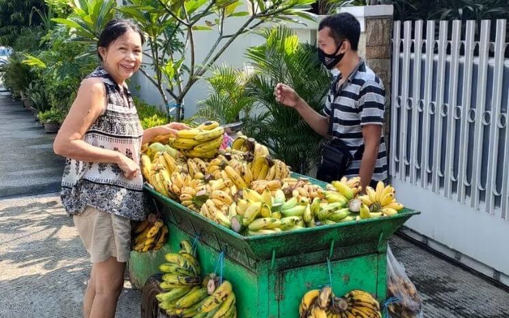 Marchand de bananes dans les rues de Jakarta