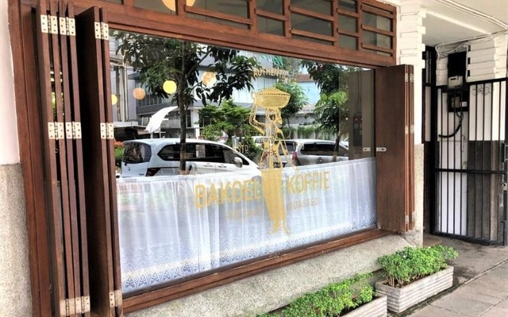 Façade du café Bakoel Koffie dans le quartier de Cikini à Jakarta