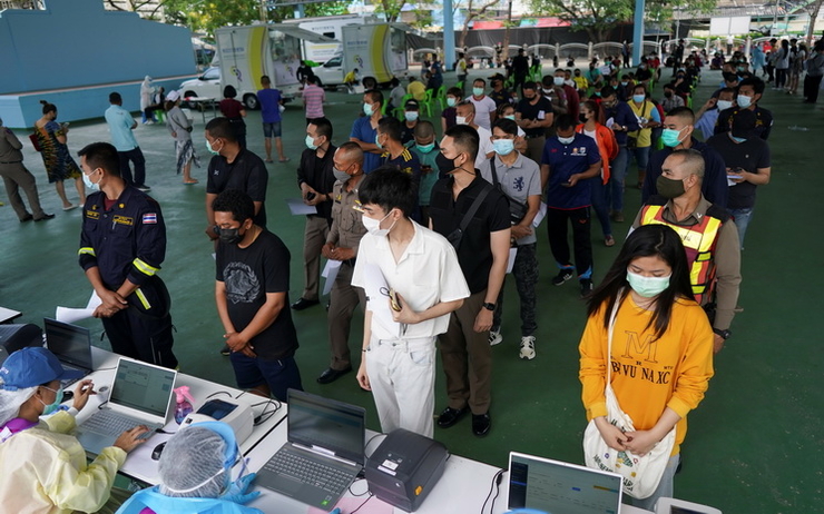 Des Thaïlandais font la queue devant un hôpital de campagne