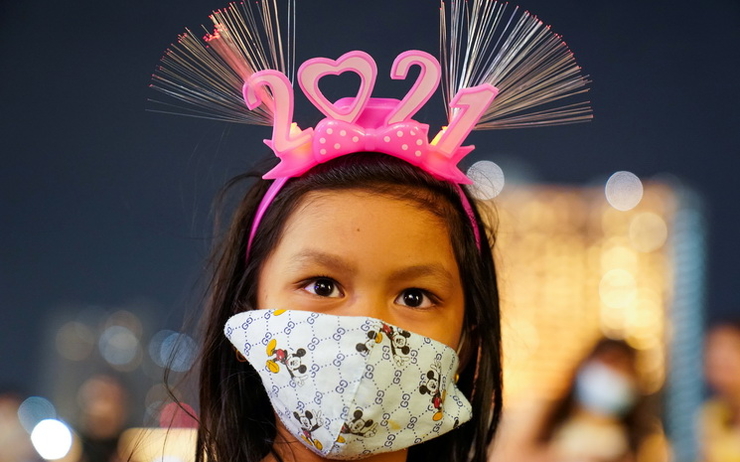 Une petite fille thailandaise celebrant 2021 porte un masque anti-Covid