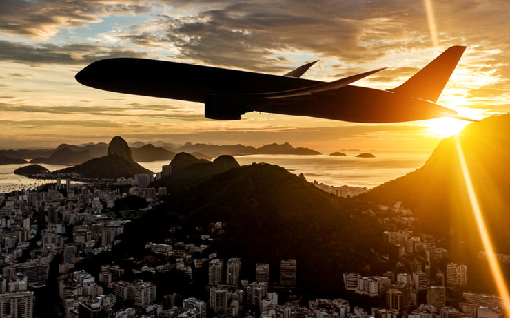 Un avion survolant Rio au Brésil