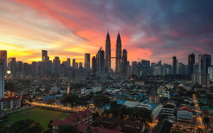 Coucher de soleil avec vue sur les Tours Petronas à Kuala Lumpur 