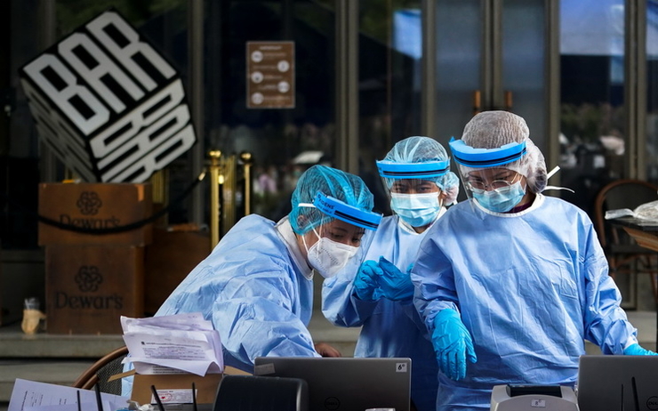 Du personnel médical à l'œuvre dans un quartier de Bangkok épicentre d'un nouveau cluster