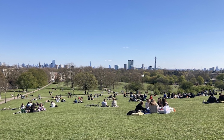 Des gens en train de pique-niquer dans un parc de Londres