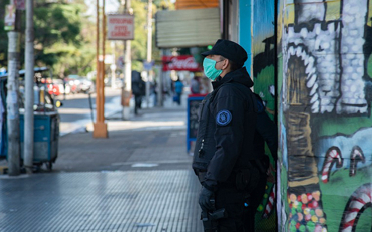un homme des forces de l'ordre contrôle la rue au chili