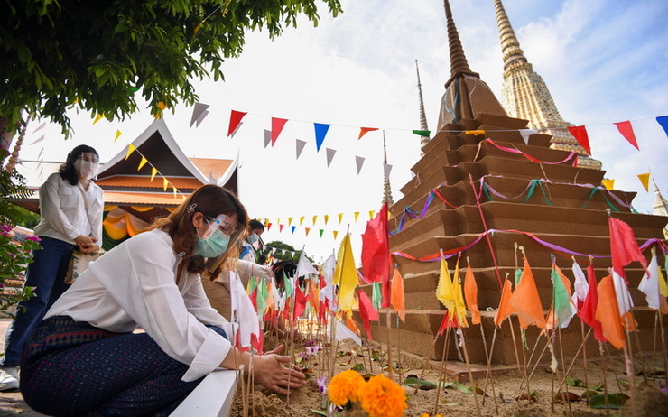 Des Thailandais celebrent le nouvel an bouddhique dans un temple