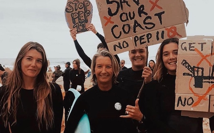 Des surfeurs protestent contre un projet pétrolier au large de Sydney