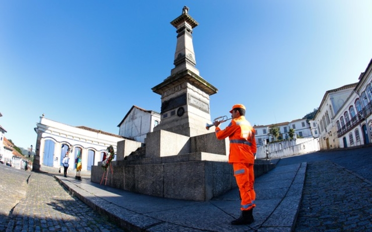 Hommage devant la statue de Tiradentes à Ouro Preto
