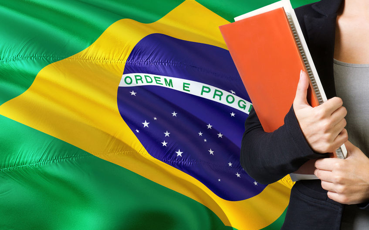 étudiante devant le drapeau brésilien