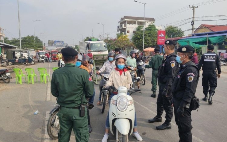 Policiers cambodgiens contrôlant la circulation entre les provinces