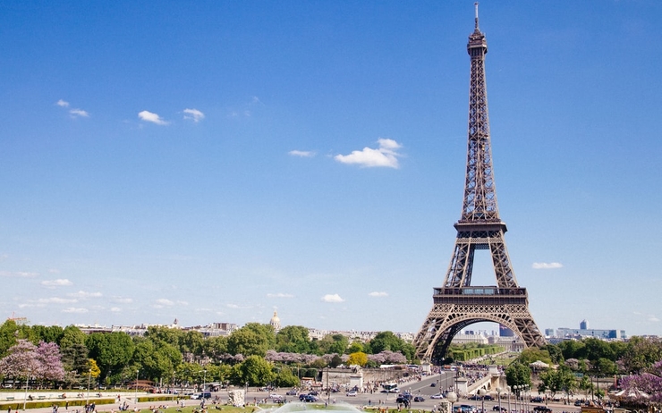 La tour Eiffel à Paris lors d'une journée ensoleillée