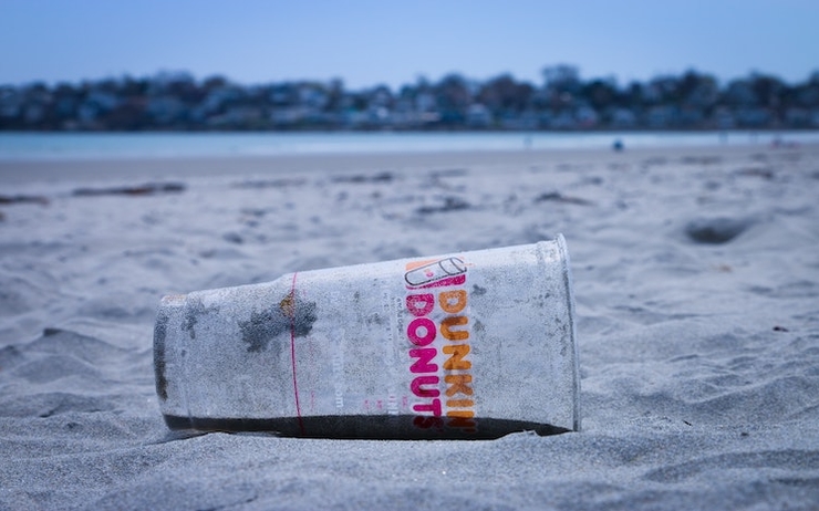 Un gobelet en plastique abandonné sur une plage