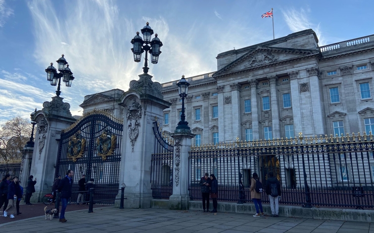 Le Palais de Buckingham sous un beau ciel bleu