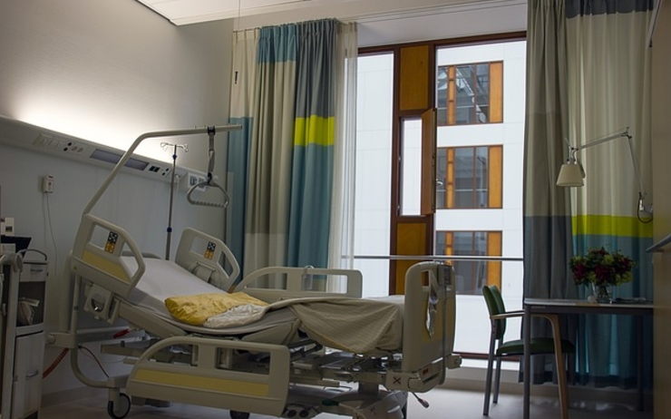 Un lit de soins intensifs en Roumanie