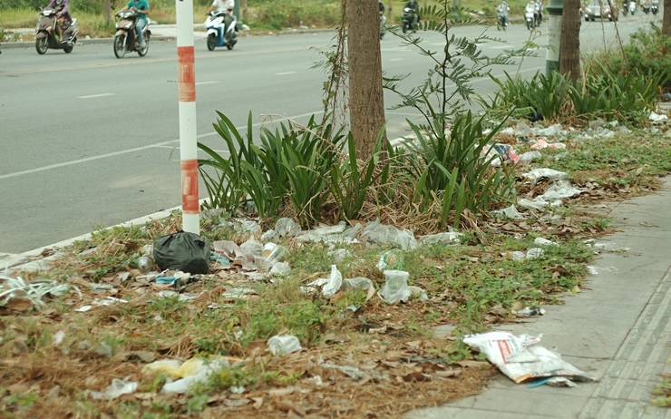 rue polluée par le plastique au Vietnam