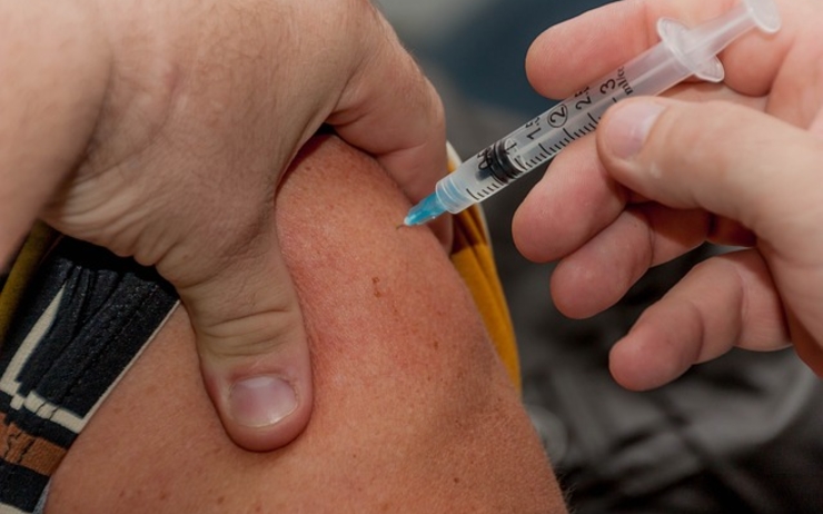 Une personne recevant un vaccin contre la Covid-19 dans un centre de vaccination