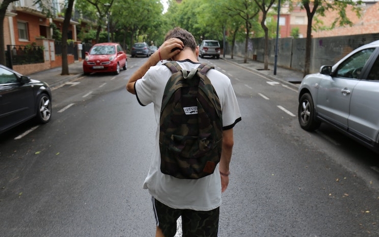 Un adolescent qui marche dans la rue en Suisse