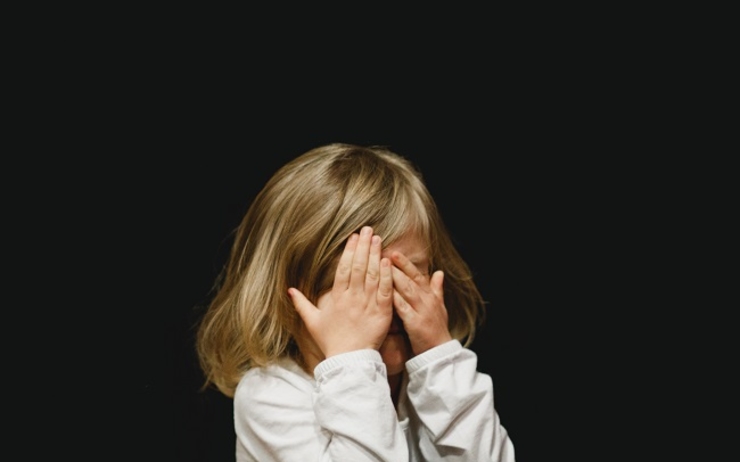 un enfant maltraité pleure