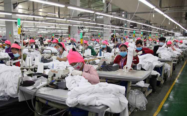 ouvrieres cambodgiennes travaillant dans une usine textile
