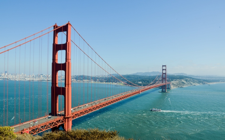 Le pont rouge de San Francisco sous un beau ciel bleu