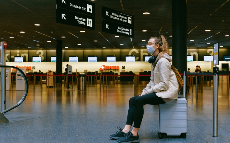 Femme portant un masque dans un aéroport