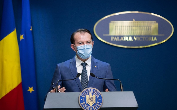 Le Premier ministre roumain, Florin Citu, portant un masque