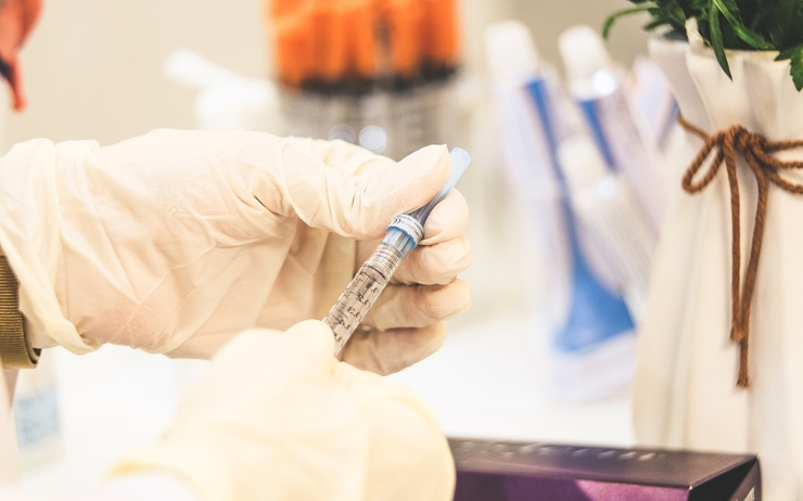Préparation d'une dose de vaccin dans le cadre de la pandémie de coronavirus