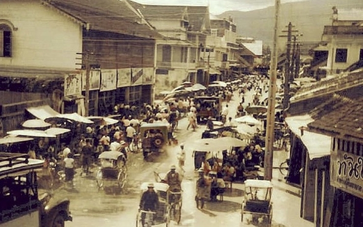Une photo de la rue Tha Pae a Chiang Mai en 1951