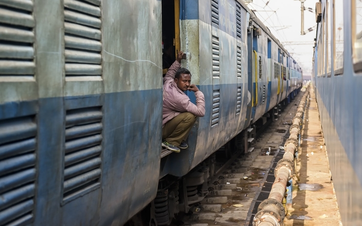Une personne à bord d'un train en Inde