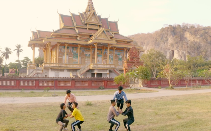 six jeunes faisant des acrobaties face au palais royal à Phnom Pneh 