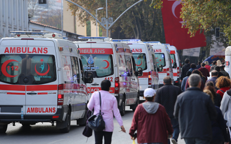 Des ambulances dans une rue de Turquie