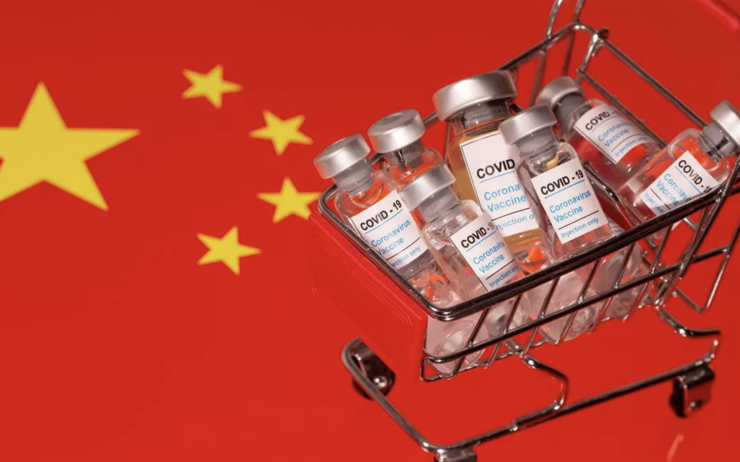 Le drapeau chinois avec des vaccins contre la Covid-19 