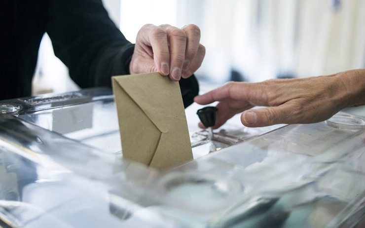 Un votant aux élections consulaires de Nouvelle-Zélande