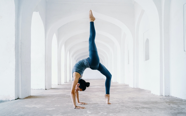 Une femme faisant du yoga, l'activité la plus pratiquée en confinement 