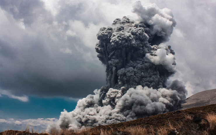 éruption d'un volcan avec les cendres qui s'élèvent