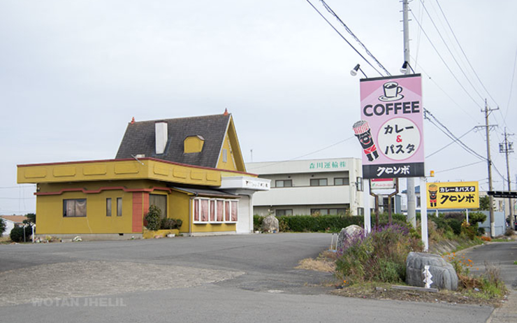 petite enseigne et café perdu dans la campagne japonaise