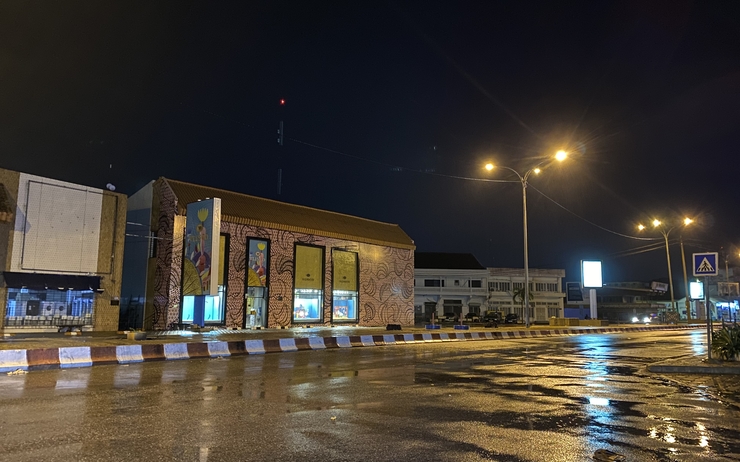 Une rue de cotonou la nuit 