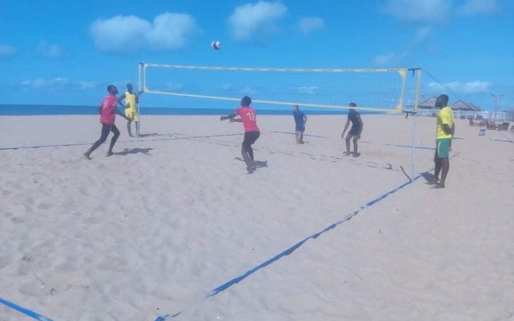 Joueurs de beach-volley sur la plage du Cali Cali au Bénin 