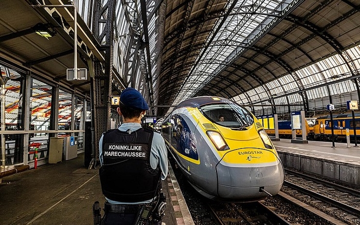 Un train Eurostar arrive en gare d'Amsterdam