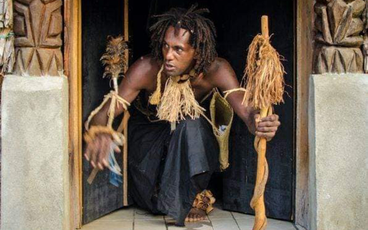 Portraits de l'artiste Kanak de Nouvelle-Calédonie:  Rémi Hnaije dit RESH