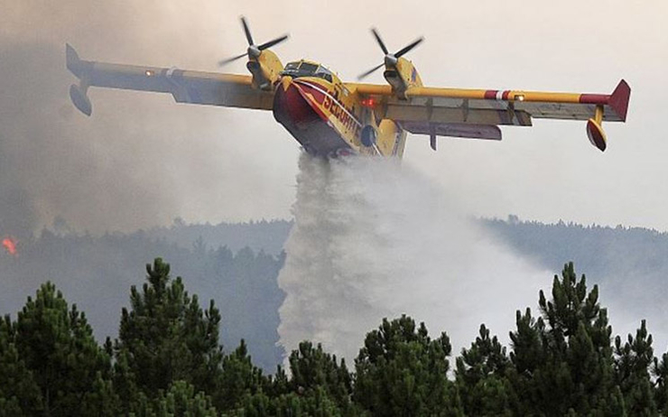 Un avion éteint un feu de forêt au Portugal