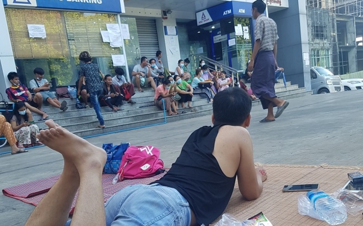 Billets distributeurs banque queue plage Birmanie